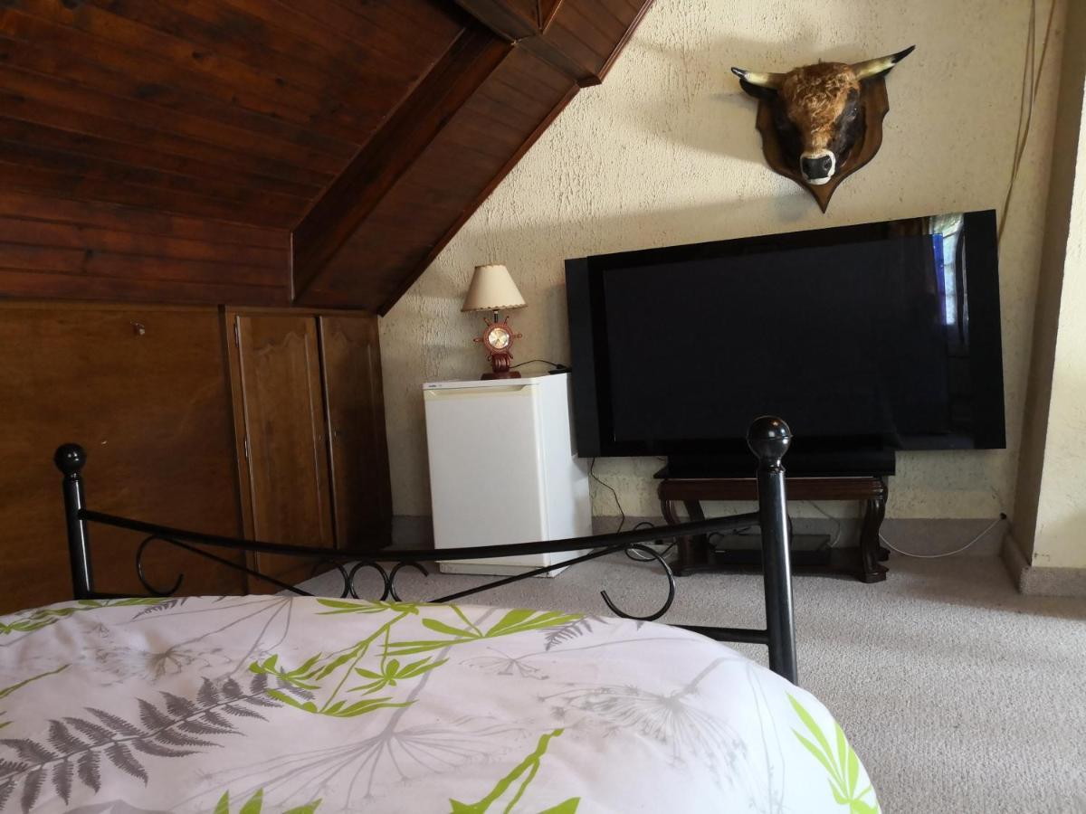 Bed and Breakfast Au Jardin Fleuri Secondigny Exterior foto